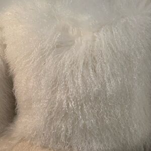Throw Pillow Mongolian Fur / Tibetan Lamb Throw Pillow – White – 18x18